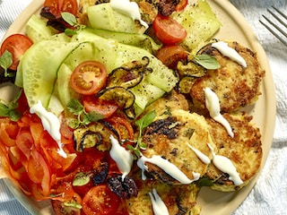 Galettes de riz à la feta, salade de concombre et poivron, vinaigrette à la tomate