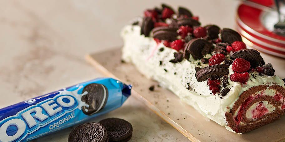 Kerststronk met Oreo® en frambozen