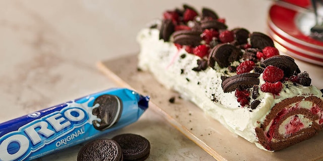 Kerststronk met Oreo® en frambozen