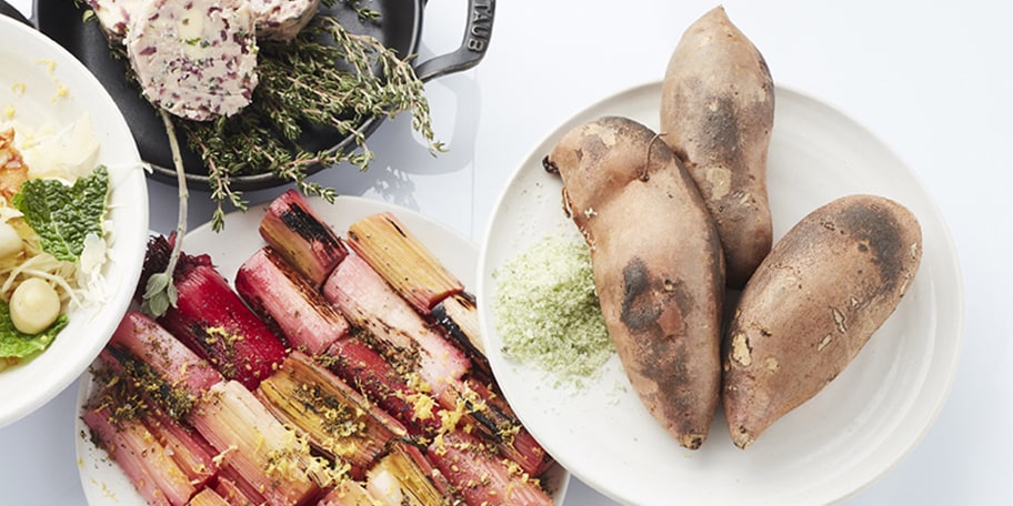 Op houtskool gebakken zoete aardappelen