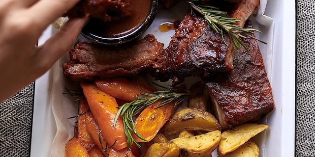 Spare ribs laqués, carottes et wedges rôtis