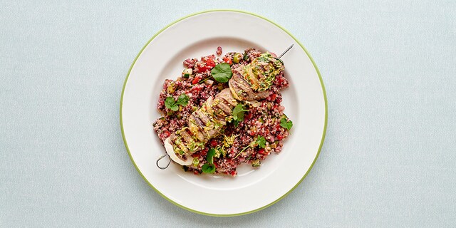Brochettes de bœuf parfumées et salade tiède de quinoa