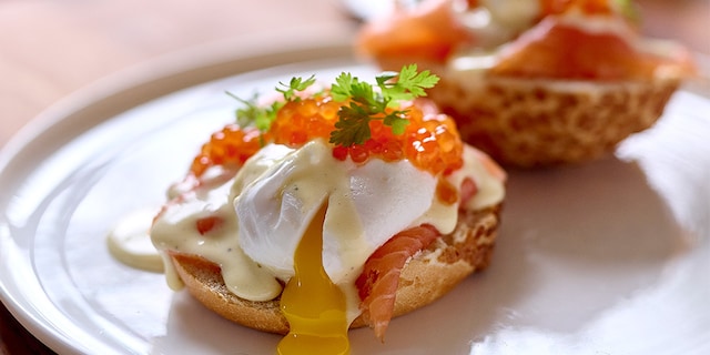 Pistolets Benedict met gerookte zalm