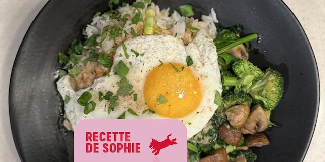 Riz sauté aux légumes verts, œufs sur le plat et sauce aux cacahuètes