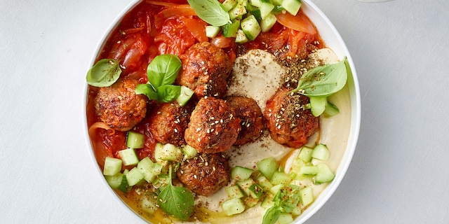 Boulettes de viande et avoine, sauce tomate, houmous crémeux et salade de concombre