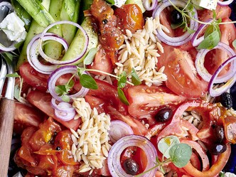 Griekse salade, dressing met gegrilde tomaten