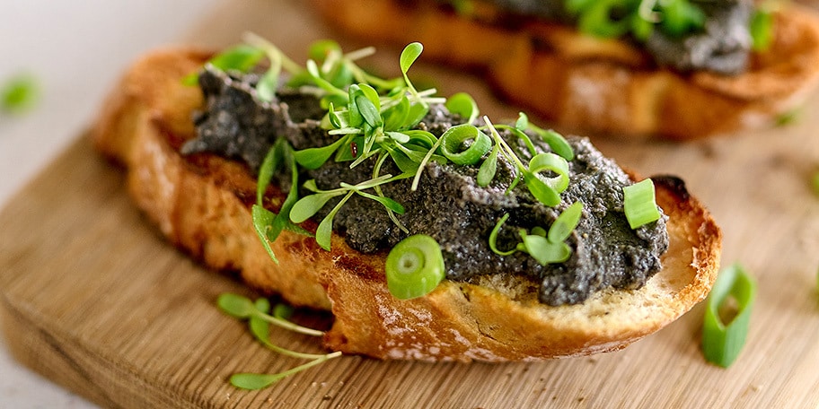 Toasts au houmous noir, cresson et ciboule