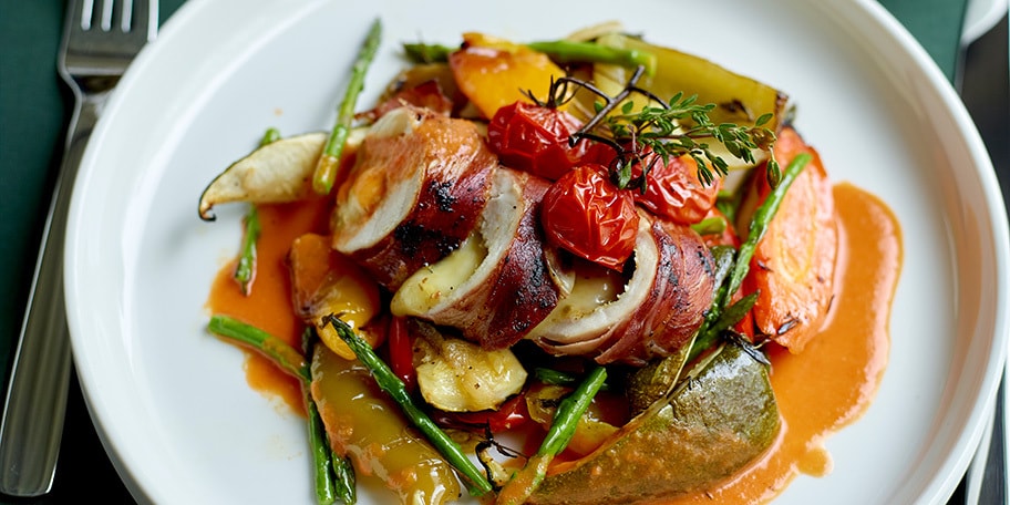 Roulades de poulet avec légumes rôtis et sauce tomate