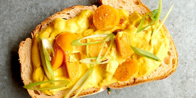Tartine au curry de poulet et physalis
