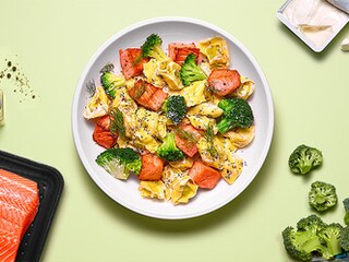 Ravioli met blokjes zalm, broccoli en roomkaassaus