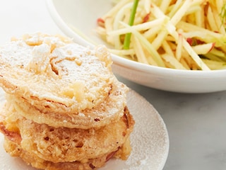 Beignets de pommes avec salade de fenouil