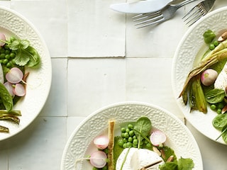 Alternative plant-based pour mozzarella aux légumes de printemps et huile aux herbes