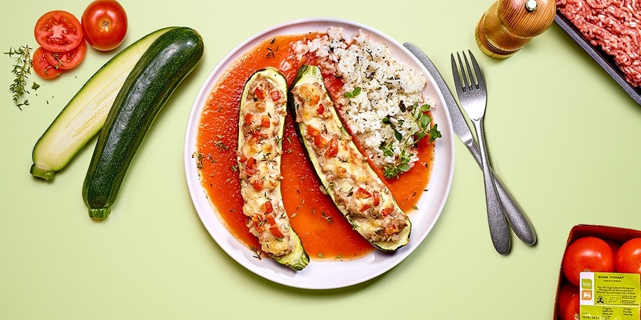 Courgettes gevuld met vlees en rijst, met geroosterde tomatensaus