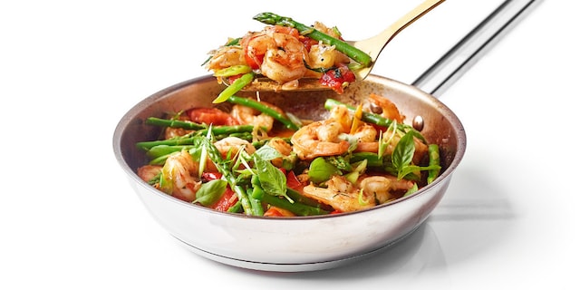 Scampis aux asperges vertes et aux tomates cerises