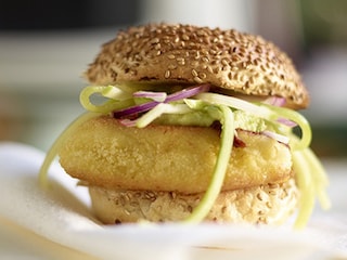 Fishburgers met guacamole en appelsalade