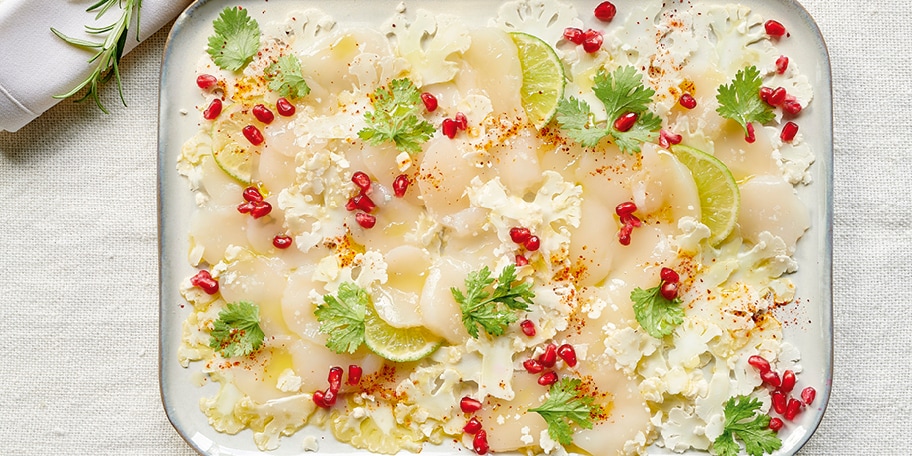 Carpaccio van sint-jakobsnoten en bloemkool met granaatappel