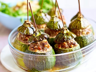 Courgettes farcies à l'agneau, salade de pommes de terre au cresson