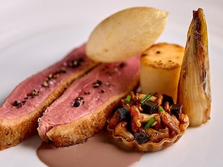 Magret de canard avec chicon à la truffe et tartelette aux girolles