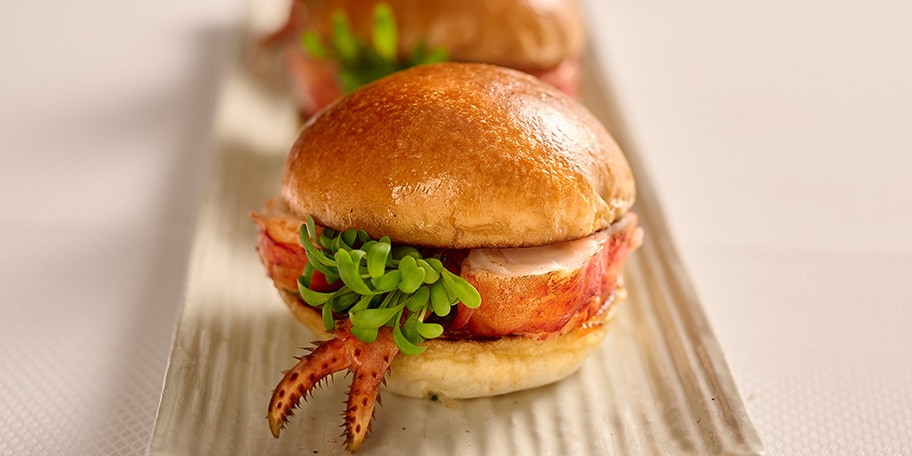 Lobster rolls met pompelmoes en dam dam boter