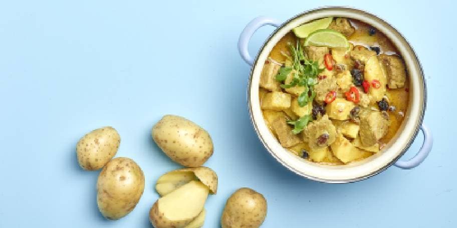 Curry van rundsvlees met diverse wortelgroenten en aardappelen 