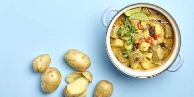 Curry van rundsvlees met diverse wortelgroenten en aardappelen 