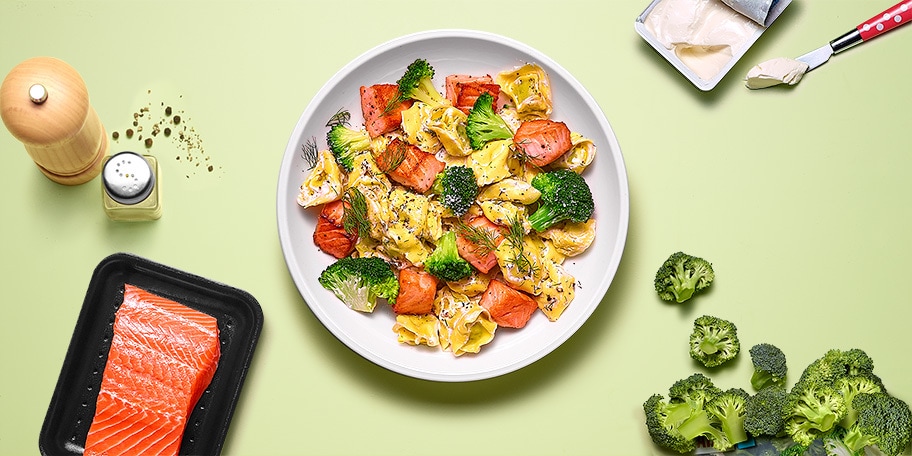 Ravioli met blokjes zalm, broccoli en roomkaassaus