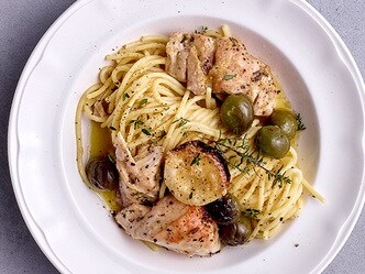 Spaghetti au poulet, olives et citrons rôtis