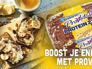 Feestontbijt met proteïnebrood, pinda en pure chocolade