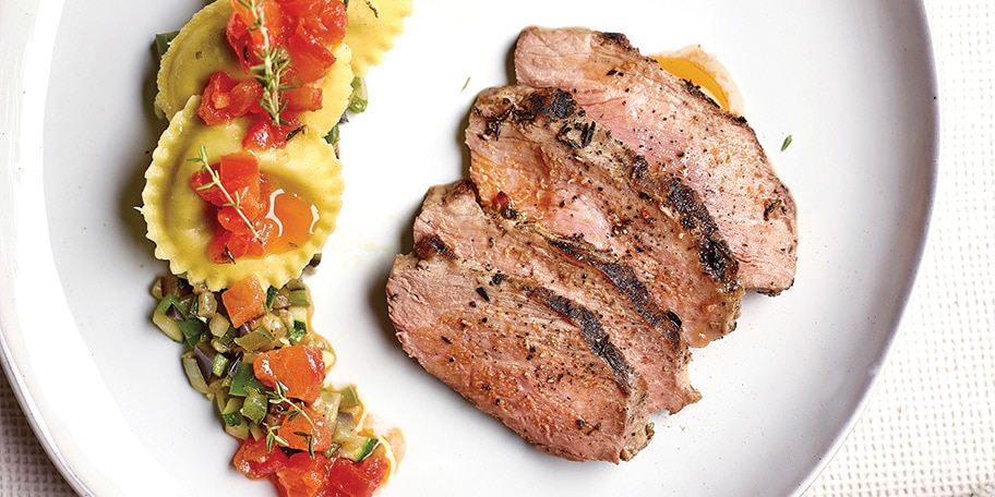 Tagliata de presa ibérico aux girasolis, petits légumes et tomate confite