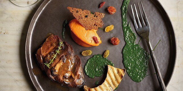Gebakken wilde eend met zoete aardappelstoemp en eryngii-champignon