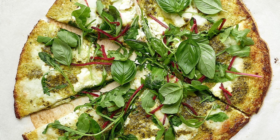 Pizza bianca de chou-fleur et courgette au pesto