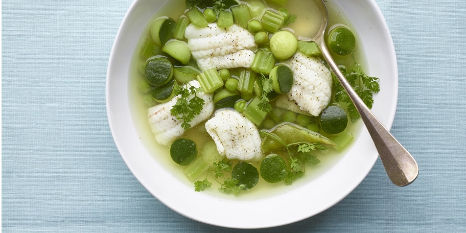 Nage de soles pochées aux petits légumes verts