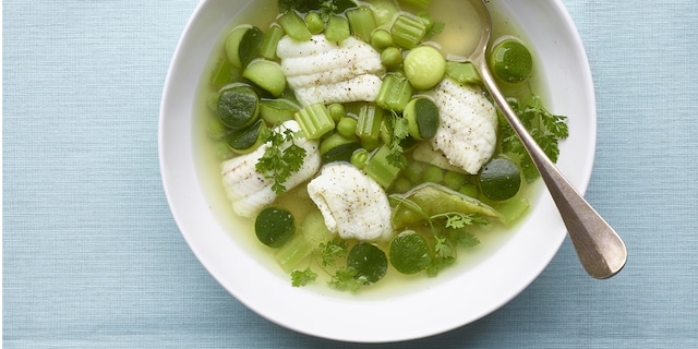 Nage de soles pochées aux petits légumes verts