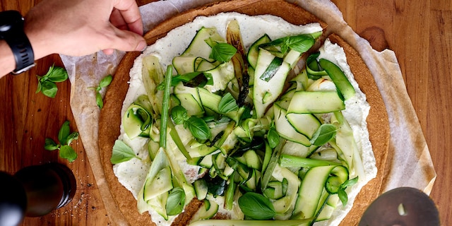 Bladerdeegpizza met ricotta en lentegroenten