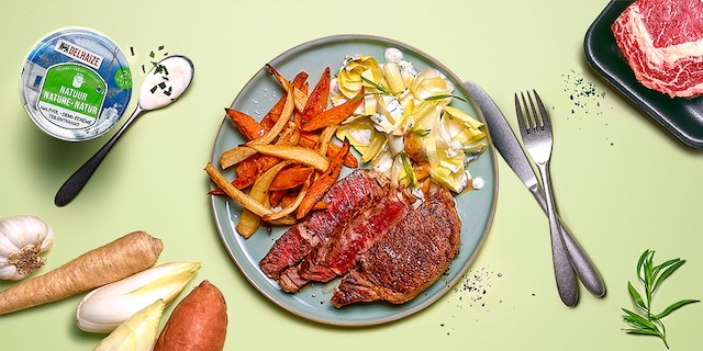 Ierse entrecote met zoete aardappel- en peterseliewortelfrietjes, witloofsalade met yoghurt