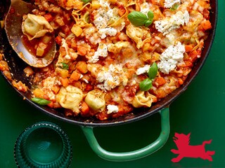 Pasticcio van tortelloni met pompoen, ricotta en spinazie