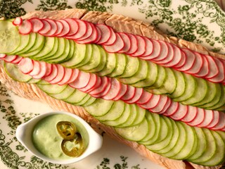 Saumon en belle-vue aux pickles de légumes, mayonnaise verte aux jalapeños