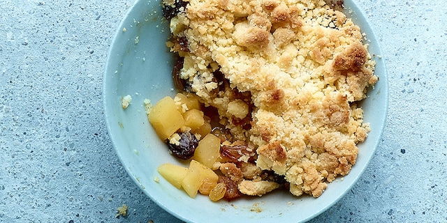 Crumble classique aux pommes et aux raisins
