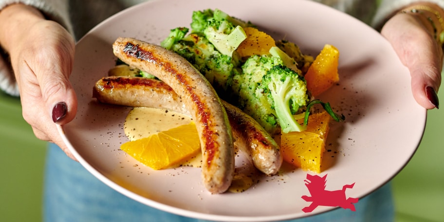 Groene stoemp en chipolata’s met sinaasappel