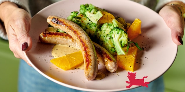 Groene stoemp en chipolata’s met sinaasappel