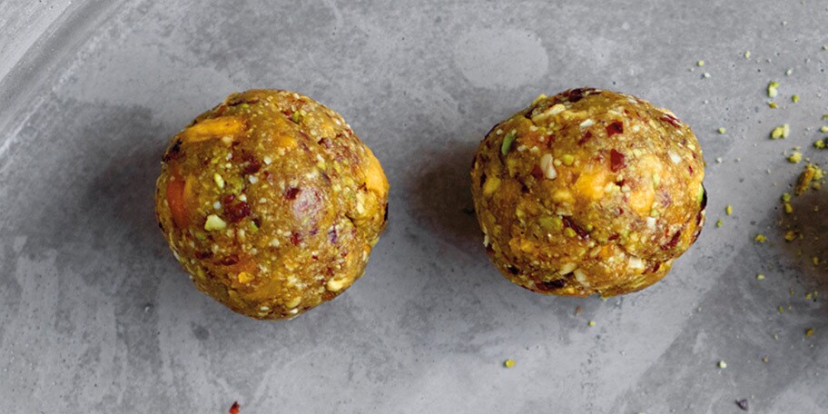 Power balls met perziken, cranberries en cashewnoten