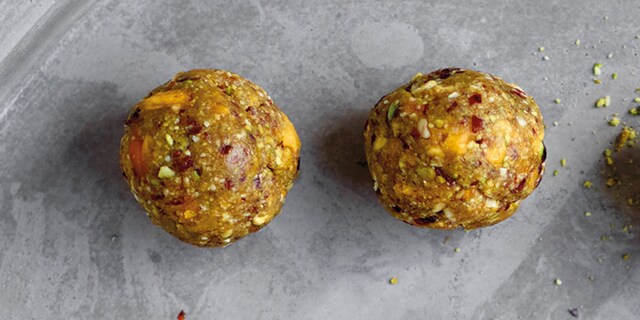 Power balls met perziken, cranberries en cashewnoten