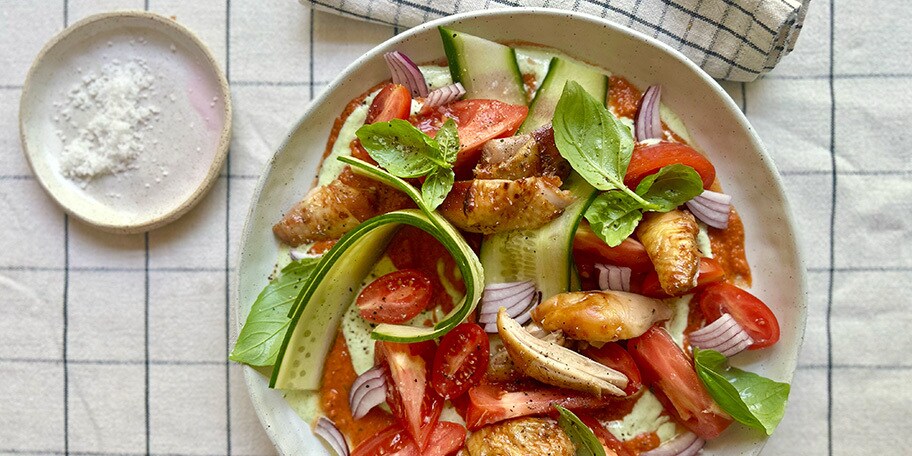 Salade grecque à la feta, tomates et poulet laqué