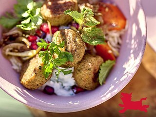 Gebakken rijst met groenten, falafels en yoghurtsaus