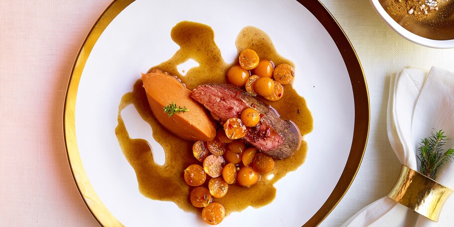 Geroosterde eend, puree van zoete aardappel en relish van goudbessen