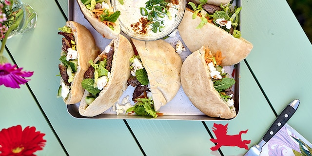 Pita's met gepelde steak en feta-yoghurtsaus