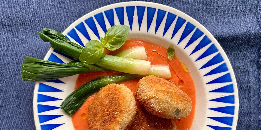 Arancini met mozzarella en tomatencoulis