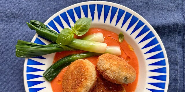 Arancini met mozzarella en tomatencoulis