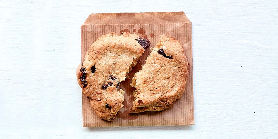 Cookies met witte chocolade, paranoten en veenbessen