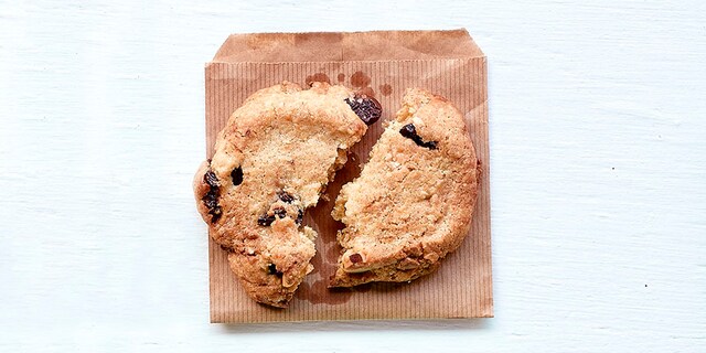 Cookies met witte chocolade, paranoten en veenbessen
